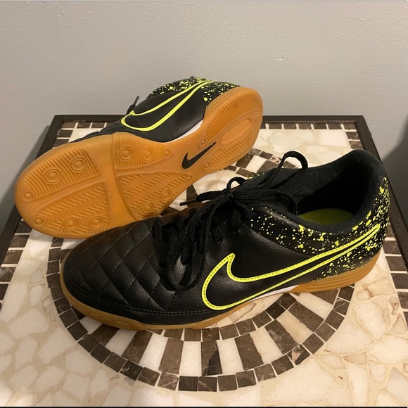 Nike Tiempo soccer shoes, black leather with highlighter yellow splash, Size 7 - Picture 4 of 4